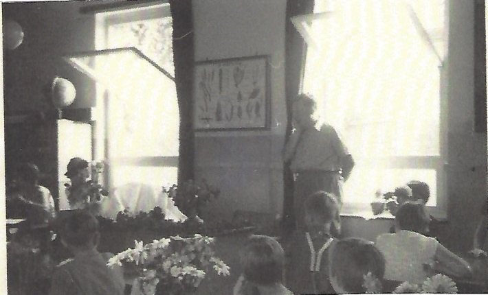 Die Schule in Mehrum im Jahr 1964: Lehrer Dickmann feiert Geburtstag.