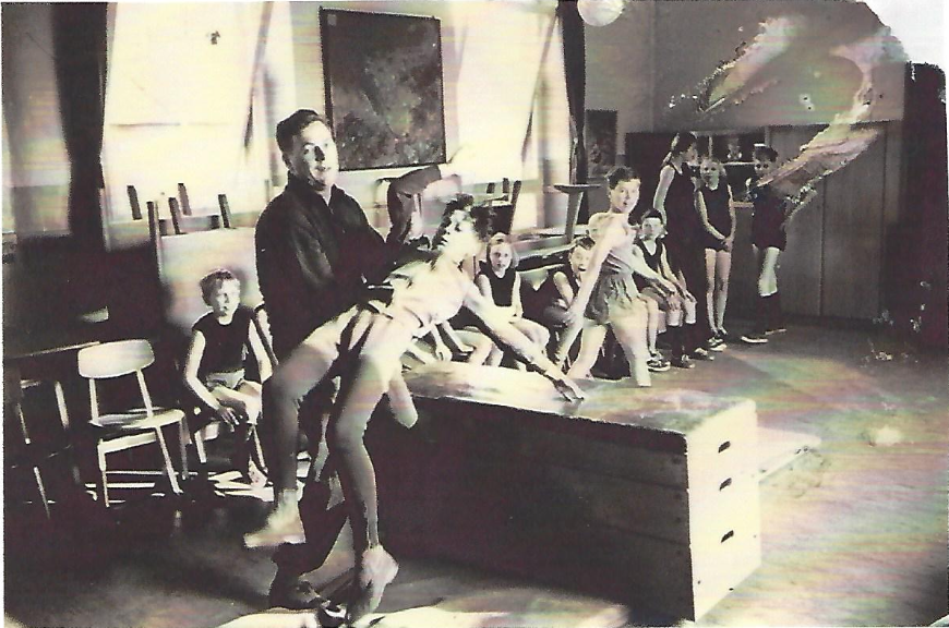 Der Turnunterricht fand um 1964 in den Klassenräumen der Schule Mehrum statt, da es keine Turnhalle gab.