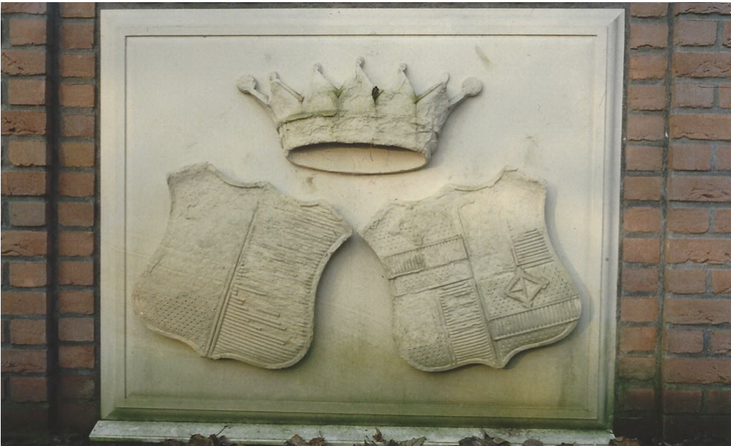 Der Wappenstein des Haus Mehrum setzt sich aus einer Krone mit sieben Zacken sowie den Wappen von Plettenberg und Bodelschwingh zusammen.