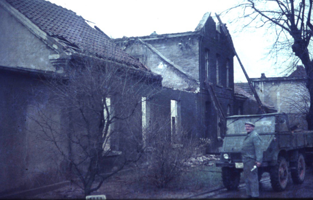 Teile des Gebäudes, z. B. Fenster und Türen, wurden für den Neubau der Schützenhalle in Mehrum genutzt.Teile des Gebäudes, z. B. Fenster und Türen, wurden für den Neubau der Schützenhalle in Mehrum genutzt.