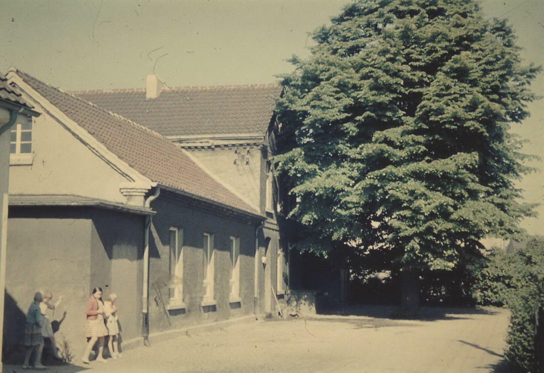 Das Bild zeigt das Schulgebäude Anfang der 60er-Jahre.