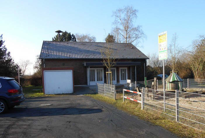 Das Gebäude der ehemaligen Mehrumer Schule heute. Auf dem Gelände entstand ein Spielplatz. Das Gebäude nutzt u.a. die Gilde Mehrum für ihre Treffen.